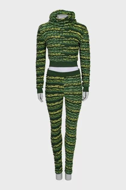 Cashmere set with a relief pattern