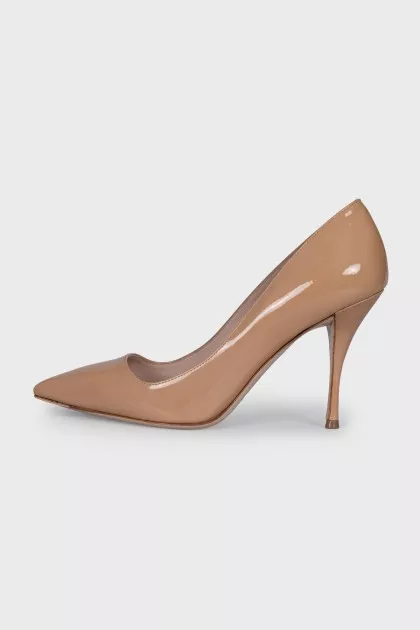 Beige patent leather pumps