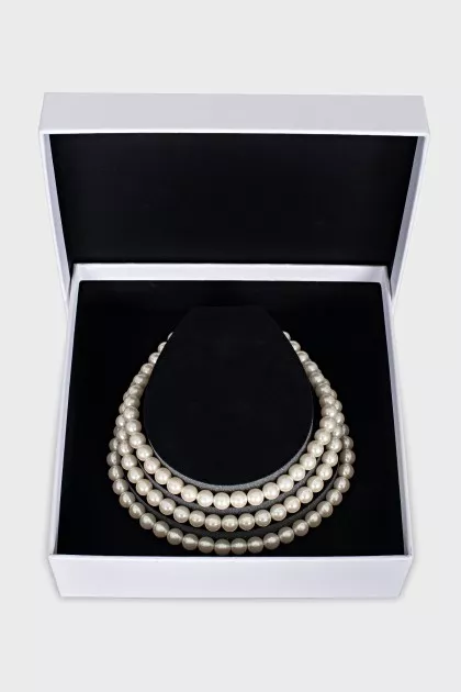 Multilayered pearl necklace