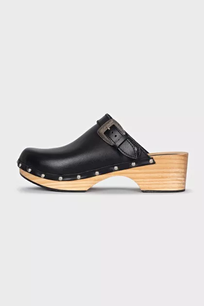 Leather clogs with studs