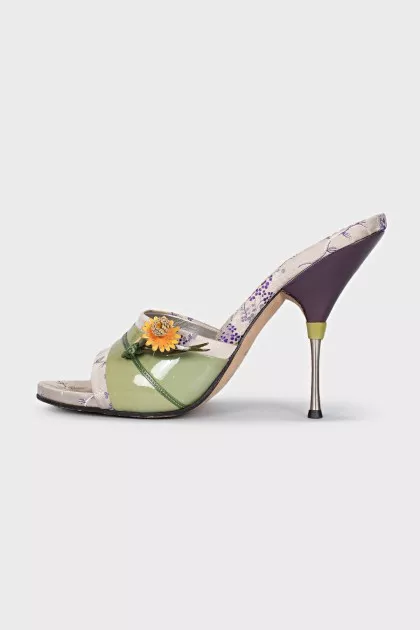 Textile sandals decorated with flowers