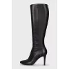 Leather boots with a zipper