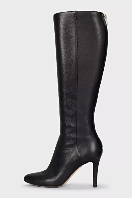 Leather boots with a zipper