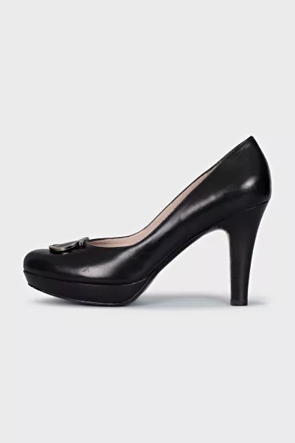 Leather high heels with decoration