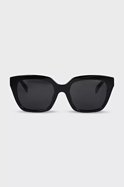 Black square sunglasses