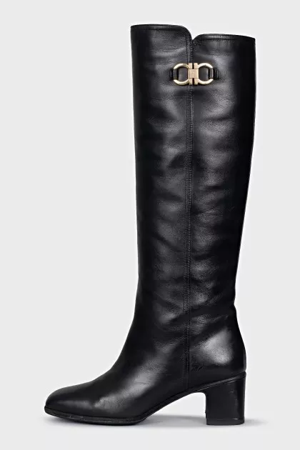 Leather boots without fastening