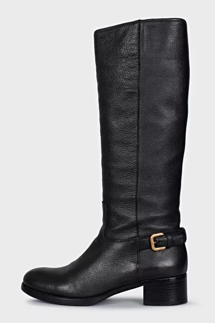 Leather boots with a zipper