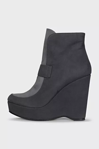Ankle boots with a wedge heel and a zipper