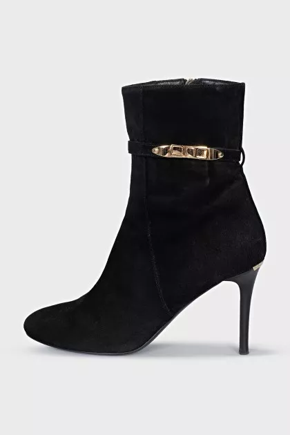 Suede ankle boots with a zipper
