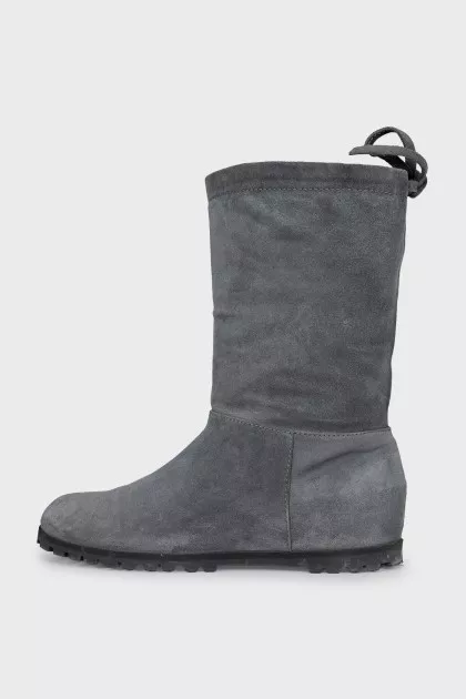 Insulated grey boots