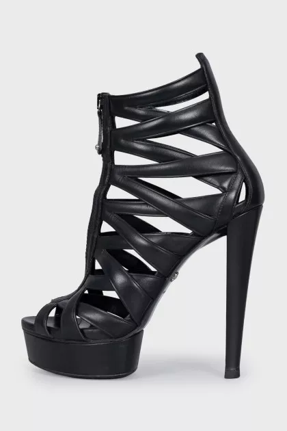 Leather sandals with front closure