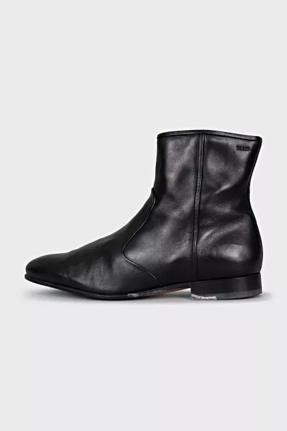 Men's black boots with a zipper