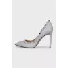 Leather pumps with studs