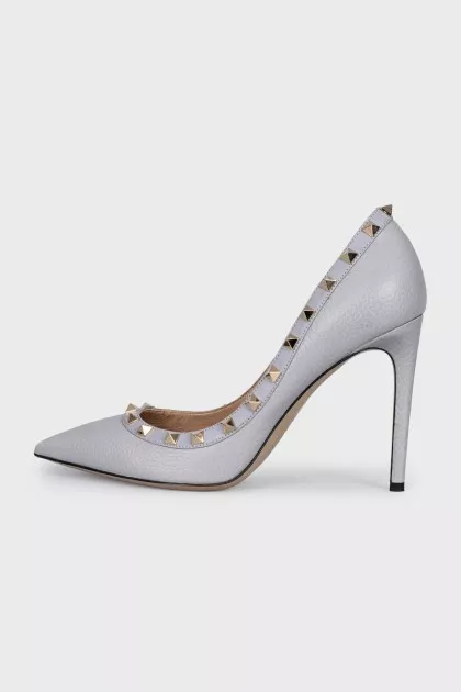 Leather pumps with studs