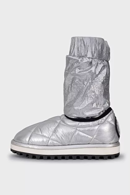 Silver boots with elastic bands