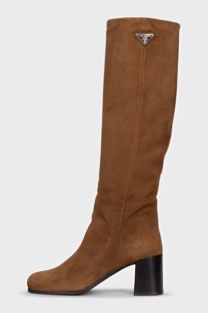 Suede boots with a trapezoid heel