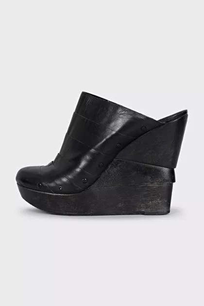 Leather shoes with a textured wedge heel