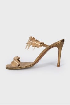 Suede sandals decorated with beads