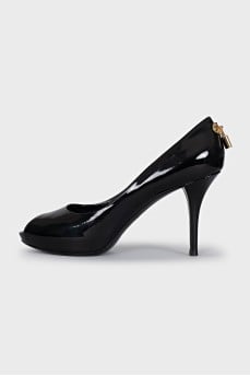 Patent leather black shoes with gold trim