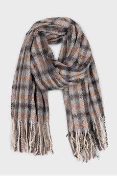 Long pile scarf with a plaid print