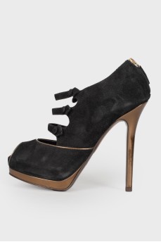 Suede pumps with gold stiletto