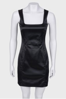 Black sleeveless dress