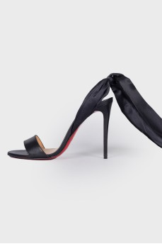 Leather sandals on the ties