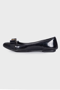 Lacquered ballerinas with a bow