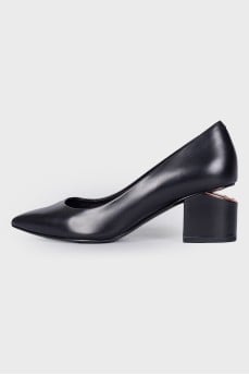 Figure heel shoes