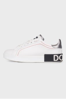 Sneakers with a large logo on the heel