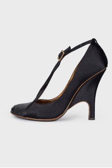 Textile shoes with a leather toecap