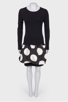 Dress in peas with large hem