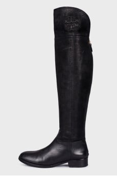 Low-heeled leather boots