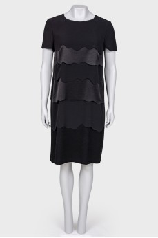 Black dress with flounces, with a tag