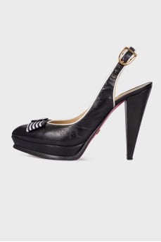 exlLeather shoes with emblem
