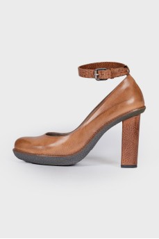 Leather shoes with two straps