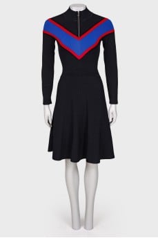 Elastic dress with a zipper on the chest