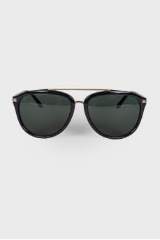 Sunglasses with brand logo on the temples