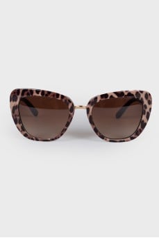 Leopard-print sunglasses