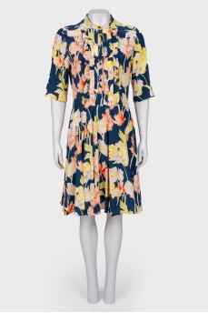 Dress in floral print with ruffles