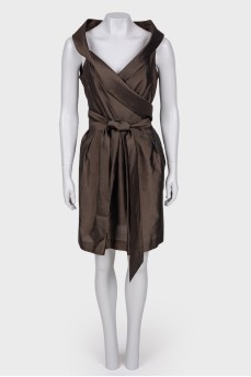 Sleeveless dress with belt