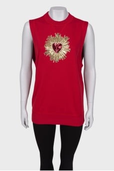 T-shirt with hand embroidery, with a tag