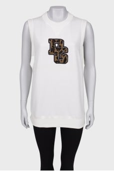T-shirt with voluminous application, with a tag