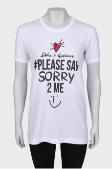 T-shirt with a zipper on the back, with a tag