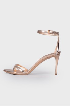 Sandals in golden pink