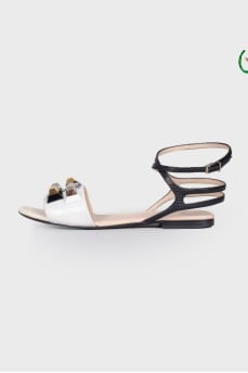 Sandals with contrasting rhinestones