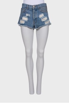 Shorts with torn and worn effect