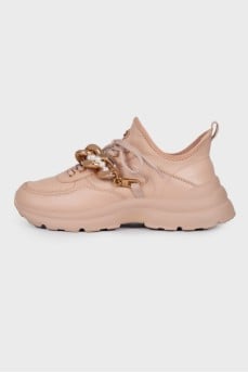 Powdery sneakers with chain and pearls