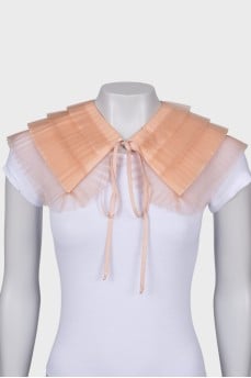 Powder collar with ties, with a tag