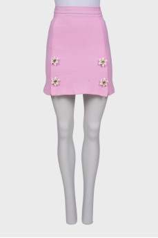 Pink skirt with flower brooches